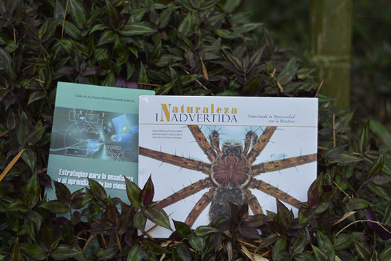 Fotografía de dos libros acerca de naturaleza sobre plantas en el campus de la Universidad de Ibagué